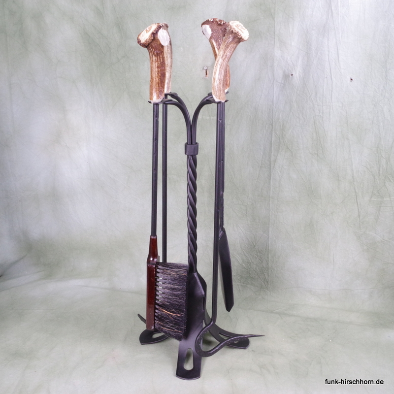 Kamingerät mit handgeschnitztem Hirschmotiv